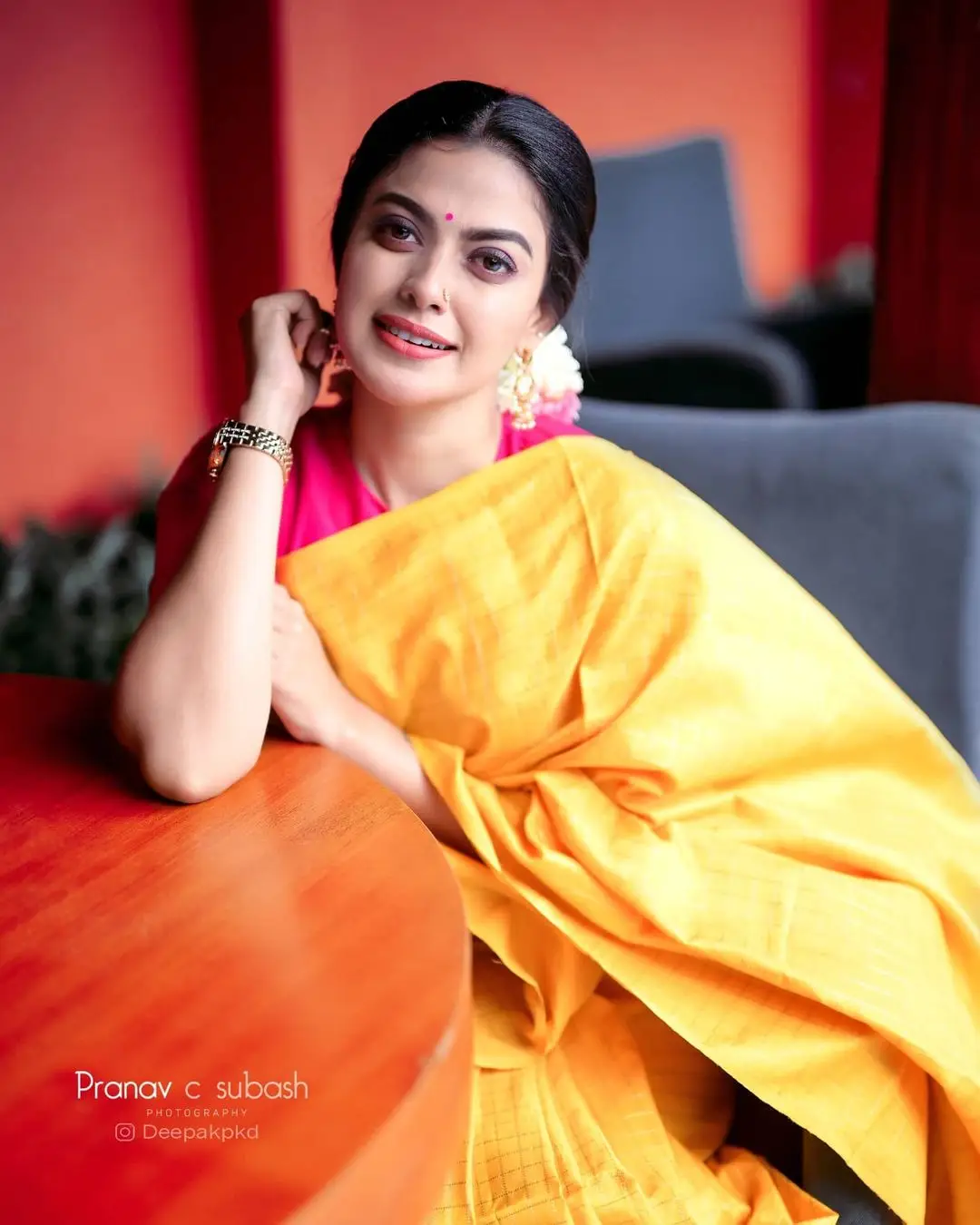 ANUSREE NAIR WEARING BEAUTIFUL EARRINGS JEWELLERY YELLOW SAREE RED BLOUSE